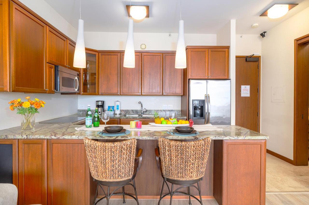 Upscale Penthouse With Ocean Views - Free Parking Appartement Honolulu Buitenkant foto