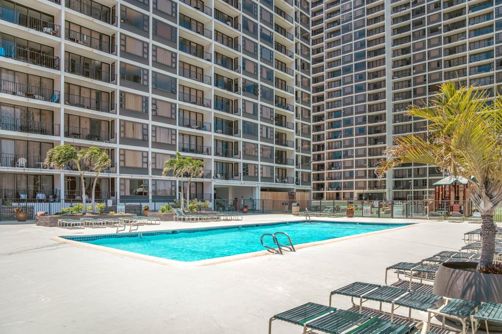 Upscale Penthouse With Ocean Views - Free Parking Appartement Honolulu Buitenkant foto