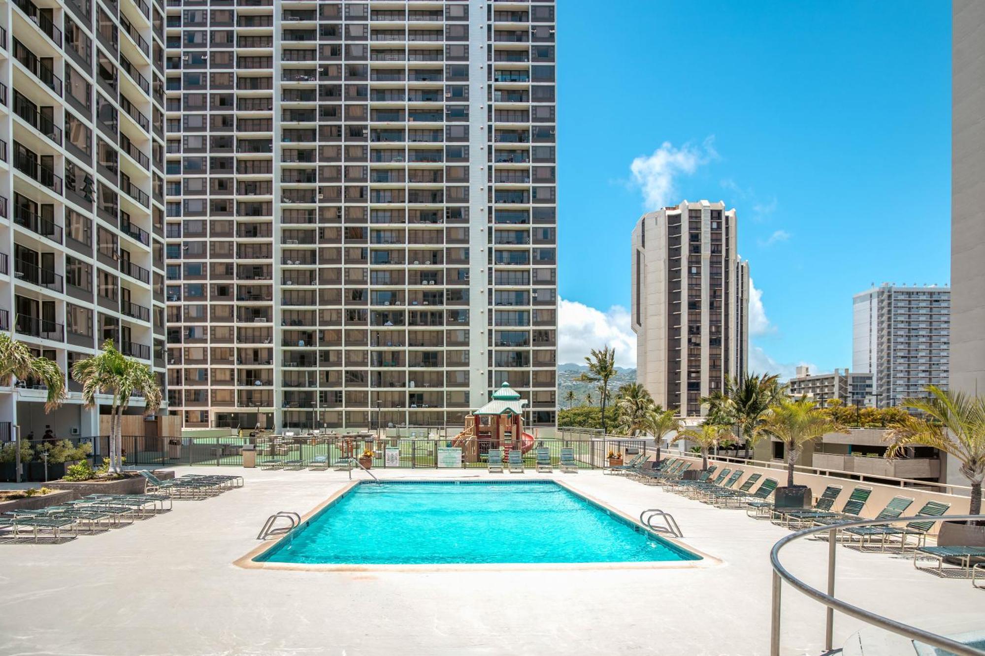 Upscale Penthouse With Ocean Views - Free Parking Appartement Honolulu Buitenkant foto