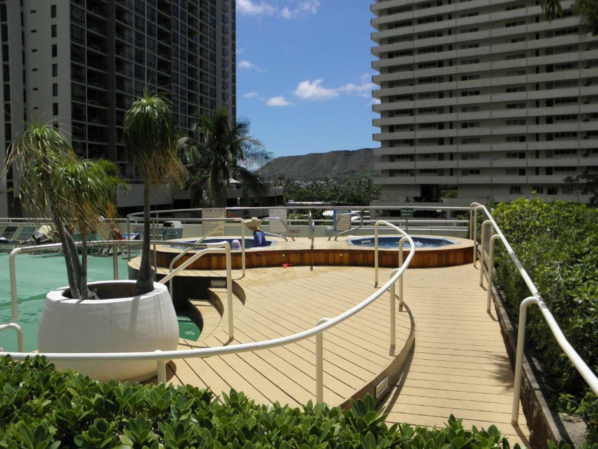 Upscale Penthouse With Ocean Views - Free Parking Appartement Honolulu Buitenkant foto
